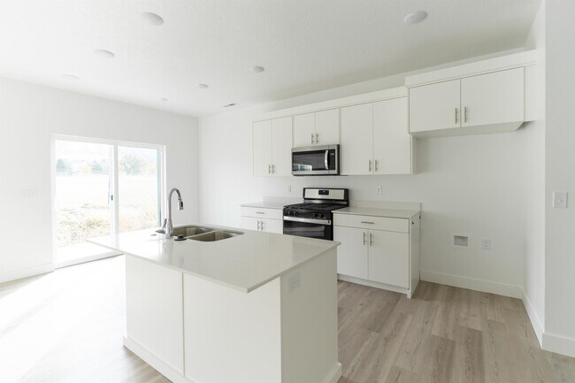 Building Photo - 48 410 W