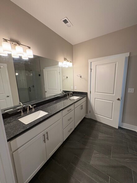 Building Photo - 4662 Heiskell Dr