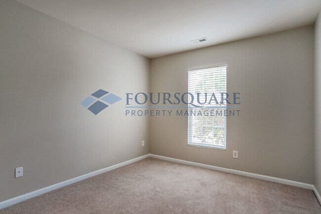 Building Photo - Townhome |Fenced Back Patio with Privacy F...