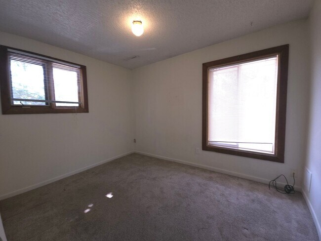 Building Photo - 943 Broadway