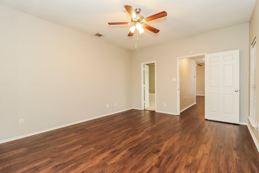 Building Photo - 111 Streamside Dr
