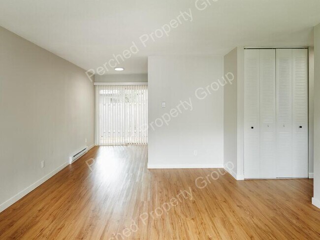 Building Photo - 15533 NE Glisan St