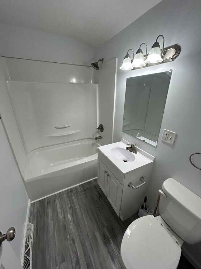 Building Photo - COMING SOON! 3 Bed 1.5 Bath Home! $1495.00