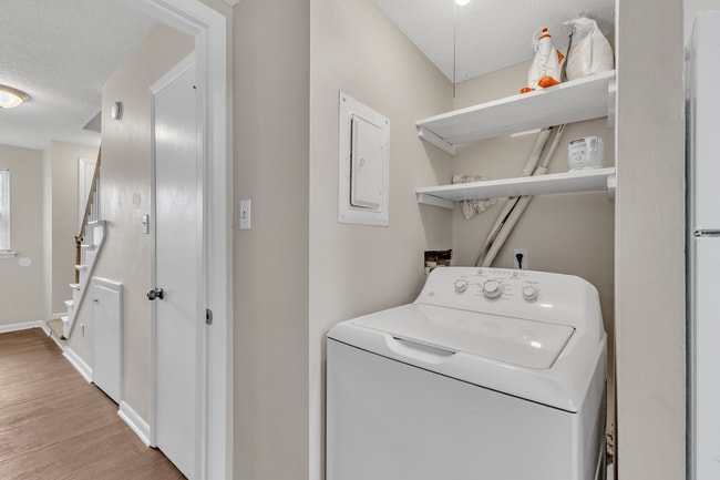 Building Photo - 2 Bedroom Walking Distance to NCSU!