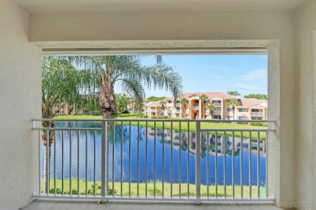 Building Photo - 121 SW Palm Dr