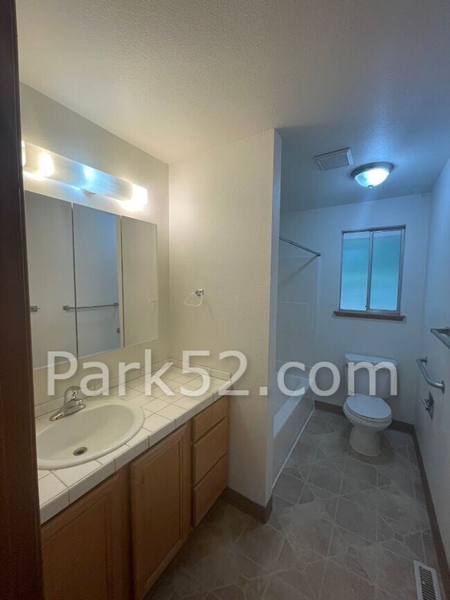 Building Photo - 2 Bedroom 1 Bathroom Puyallup Area Duplex