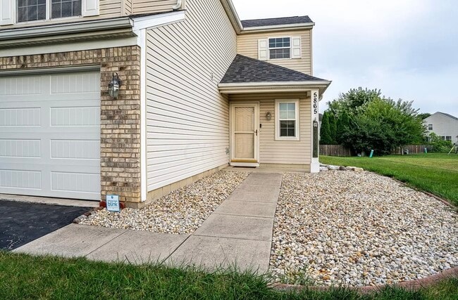 Building Photo - 5865 Summerlawn Dr