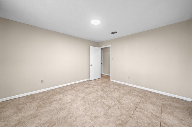Building Photo - 11111 Longcommon Dr
