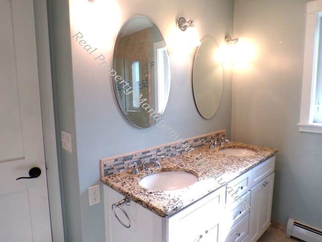 Building Photo - 5 Bedroom 2-1/2 Bath House for Rent