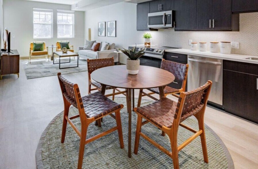 Building Photo - 920 Bayswater Ave