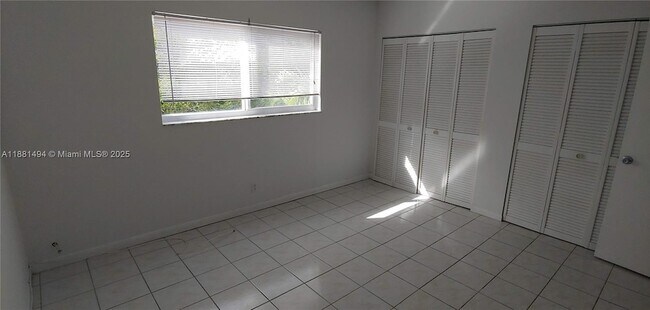 Building Photo - 1400 NE 54th St