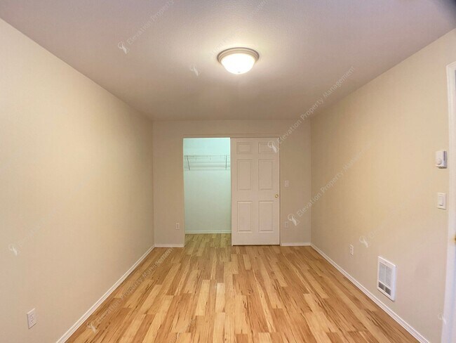 Building Photo - Bright 3 BR - 3 BA Townhouse in Redmond