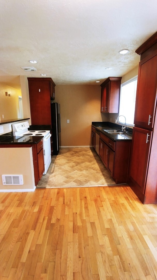 Building Photo - Three Bedroom Rambler in the North End!