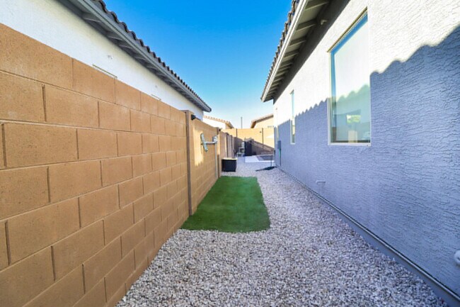 Building Photo - 14144 W Smoketree Dr