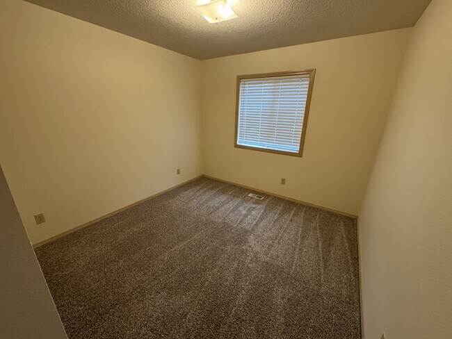 Building Photo - *Half-Off Third Months Rent* Spacious Single-level Home in Newer Milwaukie Neighborhood