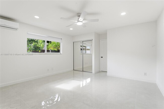 Building Photo - 1400 E Hawthorne Cir