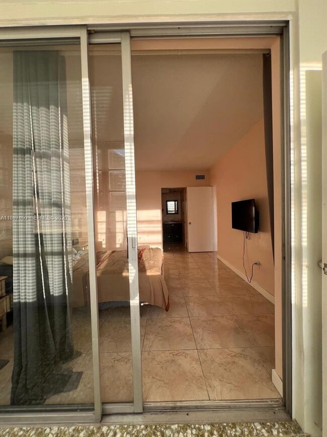 Building Photo - 1591 NE Miami Gardens Dr