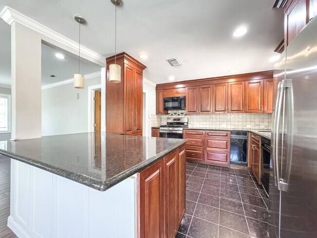 Building Photo - 4525 Maple St