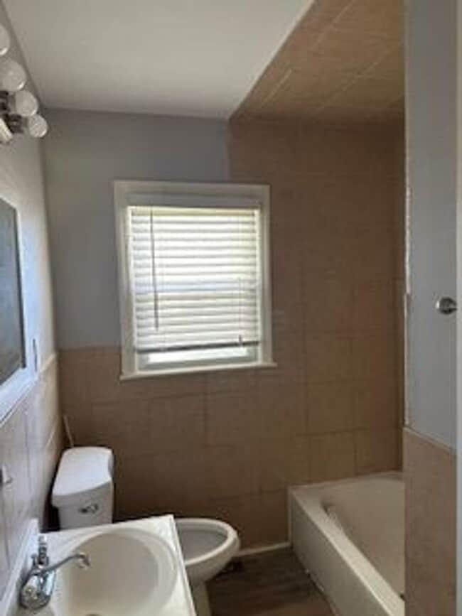 Building Photo - Charming 3 Bedroom 1 1/2 Bath
