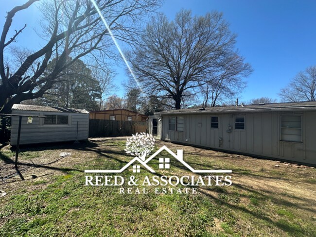 Building Photo - 3 Bedroom in Parkway Village - Oakhaven!