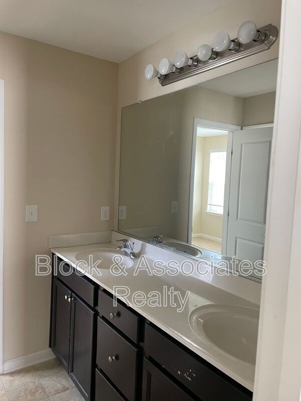 Building Photo - 547 Song Sparrow Ln