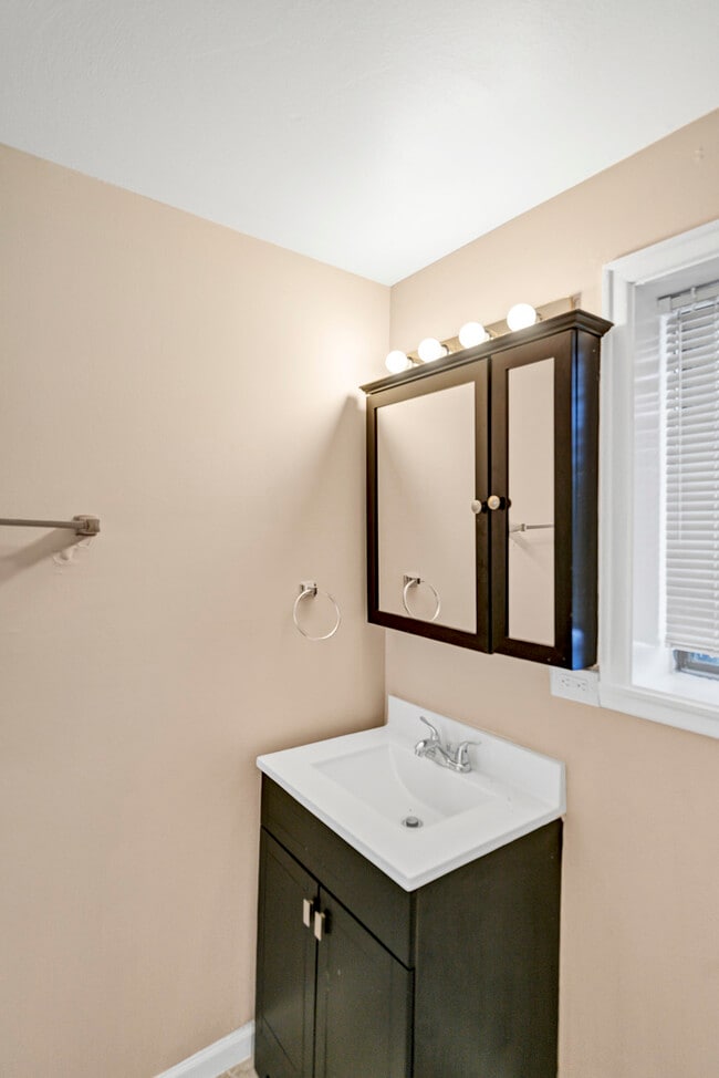 Building Photo - 107 Tonset Ct