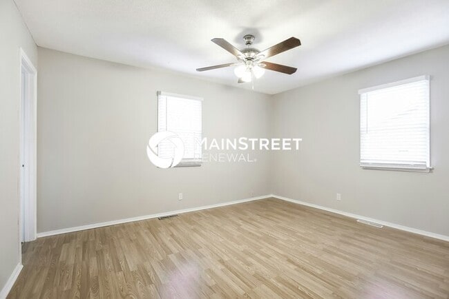 Building Photo - 4 Bedroom Pet-Friendly Home in Independence, MO with Main Street Renewal