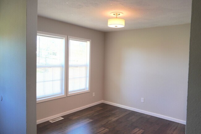 Building Photo - Adorable 3-Bed, 2-Bath Home with 2-Car Garage in Prime Location!