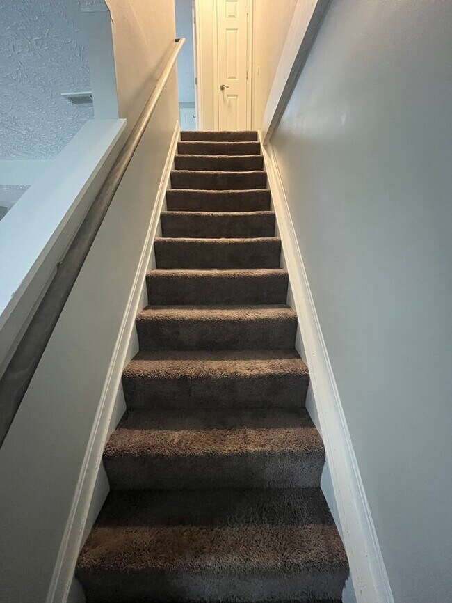 Building Photo - 2-Bedroom Townhome