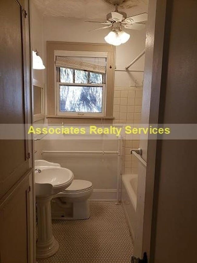 Building Photo - Walk to UF!   Cute/Historic 3 bedroom, 2 bath, LOOK!