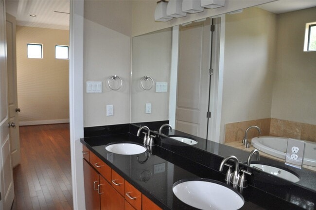 Building Photo - 510 Lovett Blvd