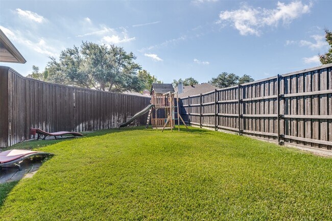 Building Photo - 2700 Ithaca Ct