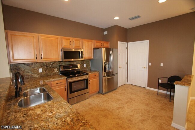 Building Photo - 1056 Hampton Cir