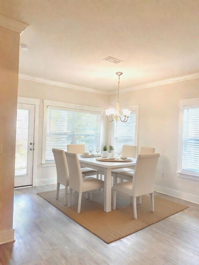 Building Photo - Stunning 4-Bed, 3-Bath Beauty, 2,117 sq. ft. of Pure Comfort and Style!