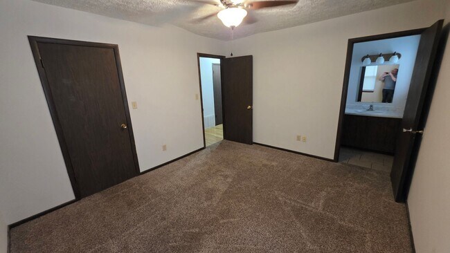 Building Photo - 2 bdrm, 1 1/2 bath home with fenced yard