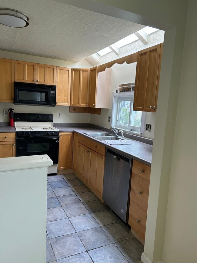 Building Photo - 3160 Camberly Dr