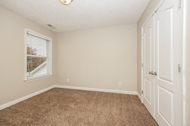 Building Photo - 1620 Beaconcrest Cir