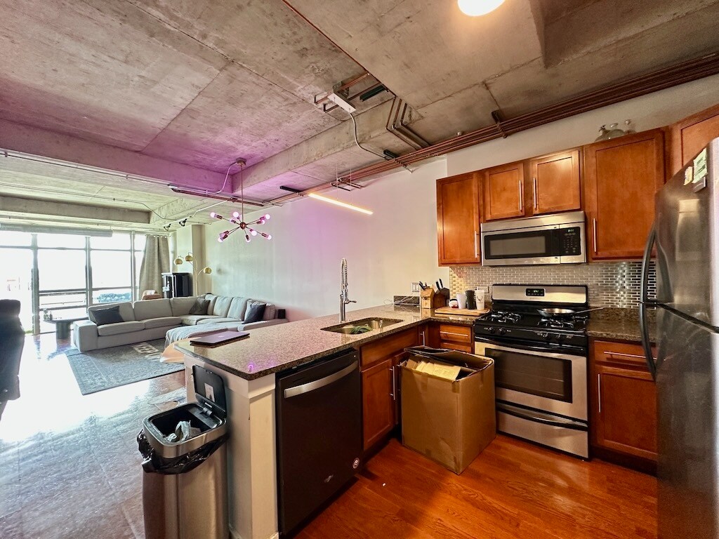 Building Photo - 1610 W Fullerton Ave