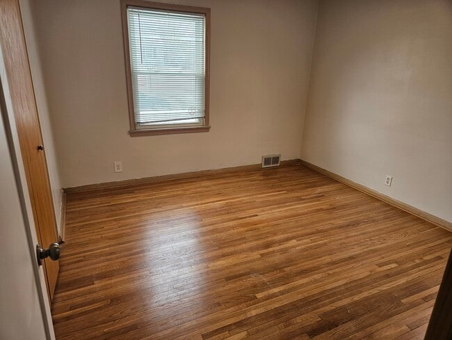 Building Photo - 5010 N Sheridan Ave