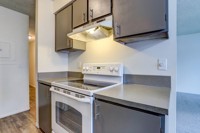 Building Photo - Look no Further, Tyee offers a SUPER 1bed/...