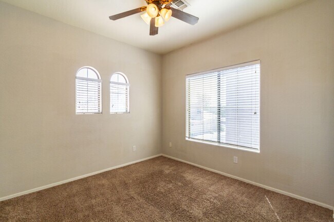 Building Photo - 2600 E Springfield Pl