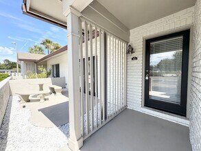 Building Photo - Audubon Park 2/2 Corner Unit Villa with La...