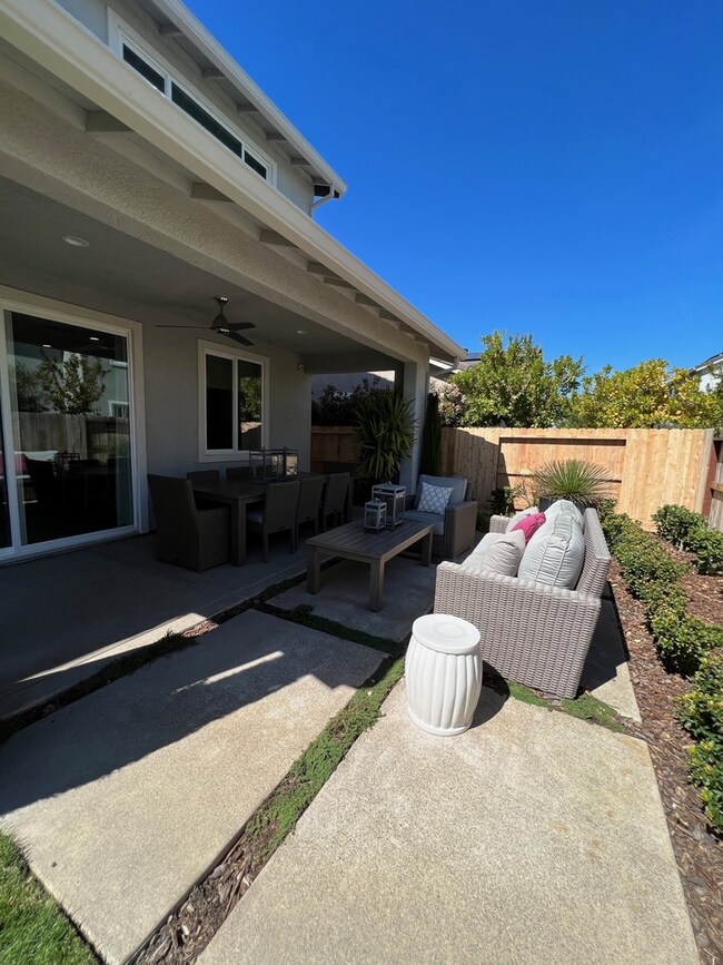 Building Photo - 809 Cosmos Dr