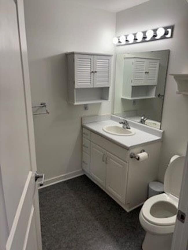 Building Photo - Bright and Spacious Condo for Rent in Downtown Verona