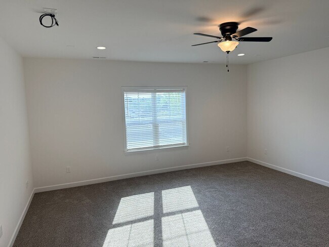 Building Photo - Beautiful New Home in georgous community