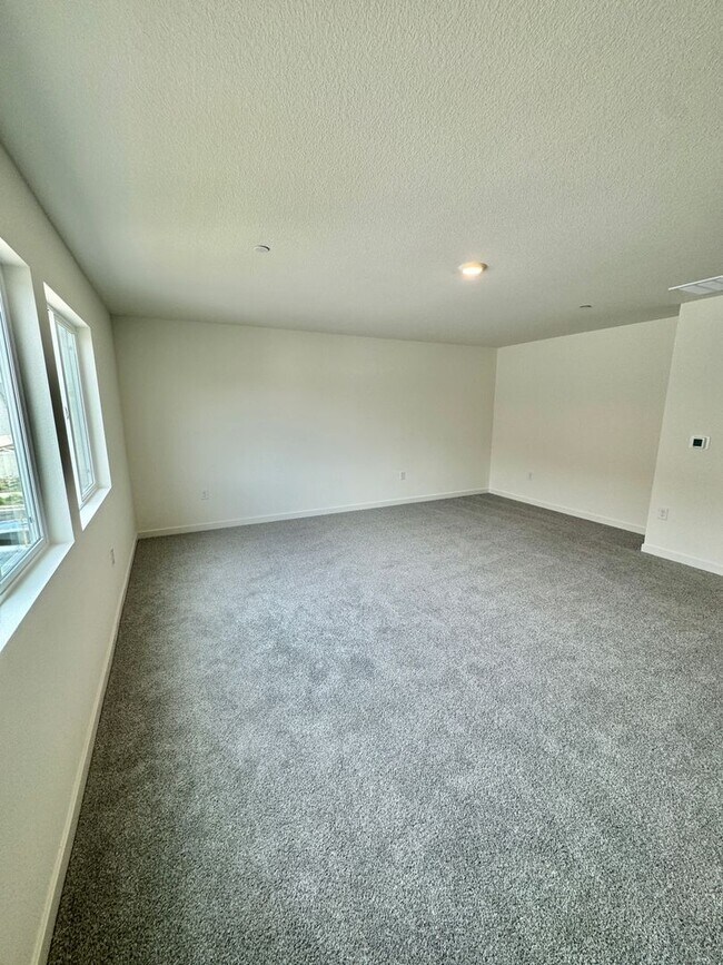 Building Photo - FOUR-FIVE/OFFICE BEDROOM THREE BATHROOM SE...