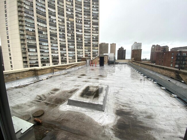 Building Photo - 3933 N Clarendon Ave