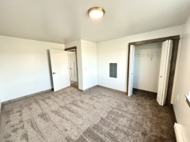 Building Photo - 3181 Queen Anns St