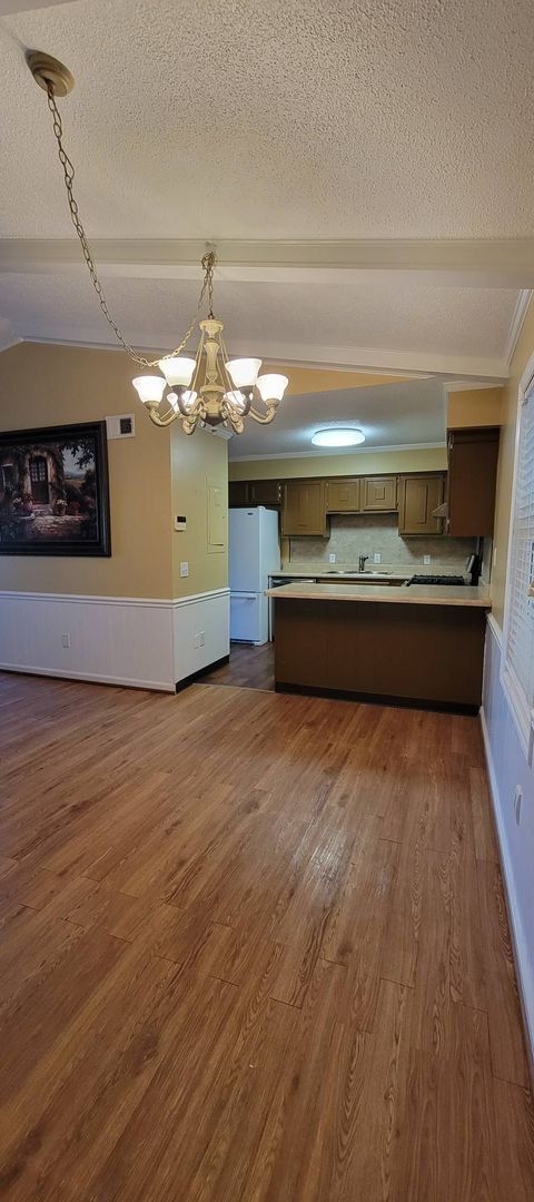 Building Photo - Ready to Move in