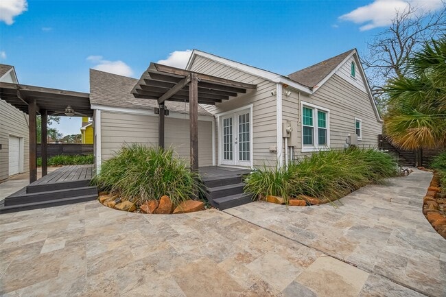 Building Photo - 717 W 30th St